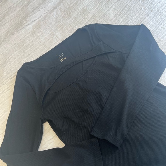 CUT OUT- LONGSLEEVE - Picture 1 of 3